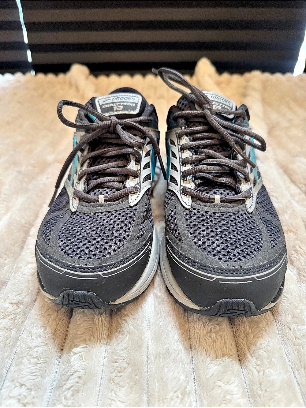 Brooks Addiction 13 Athletic Running Shoes grey & aqua. Size 9.5 Wide
